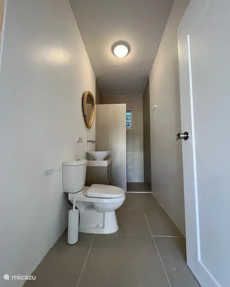 Schönes Badezimmer mit ebenerdiger Dusche.