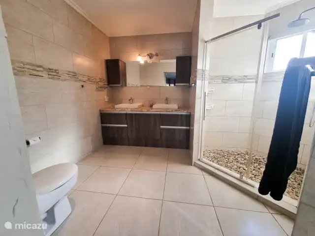 Villa con piscina y jacuzzi/Vista al mar en Curazao, Bandabou (oeste), Cas Abao - villa Baño en la Suite / Dormitorio Principal