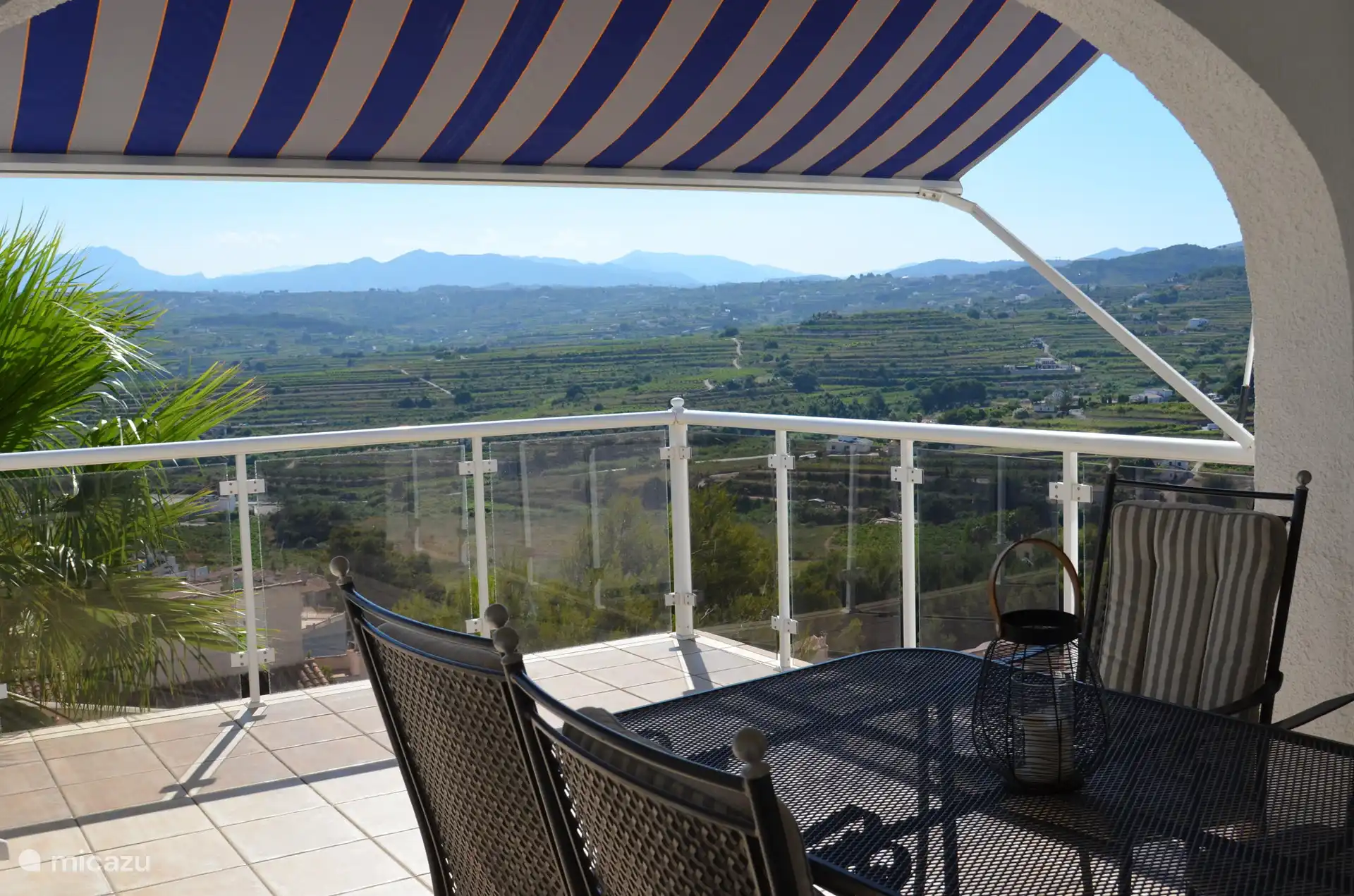 De là, on peut accéder au balcon/terrasse avec un joli jardin.