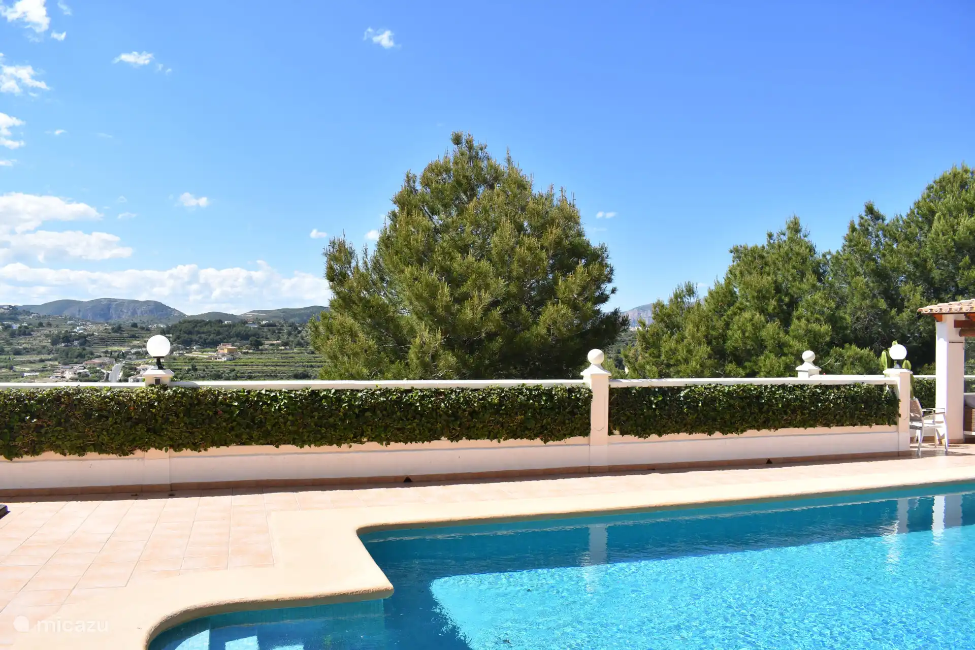 En traversant la grande terrasse, vous passez devant la maison jusqu’à votre piscine privée bénéfique (chauffée contre paiement) d’environ 5x10 m (descendant d’environ 70 cm à environ 2 m)