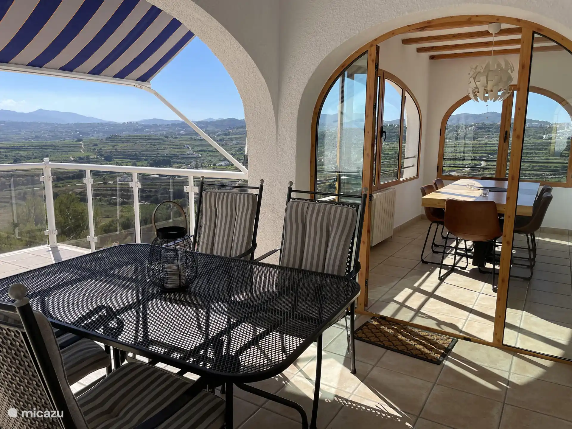 Dans le salon, il y a une salle à manger adaptée à 6 personnes avec une vue magnifique.