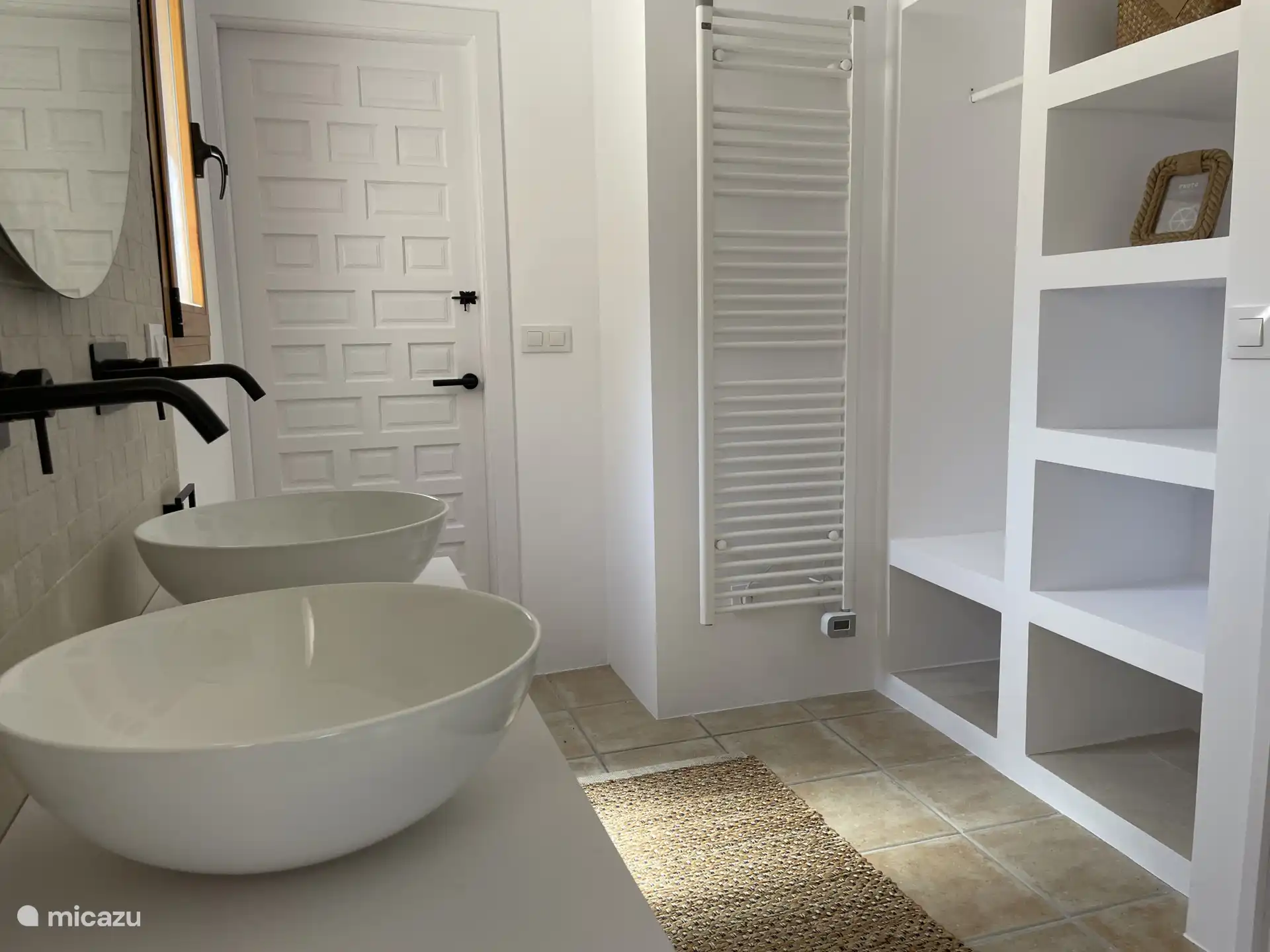 Badkamer met douche.