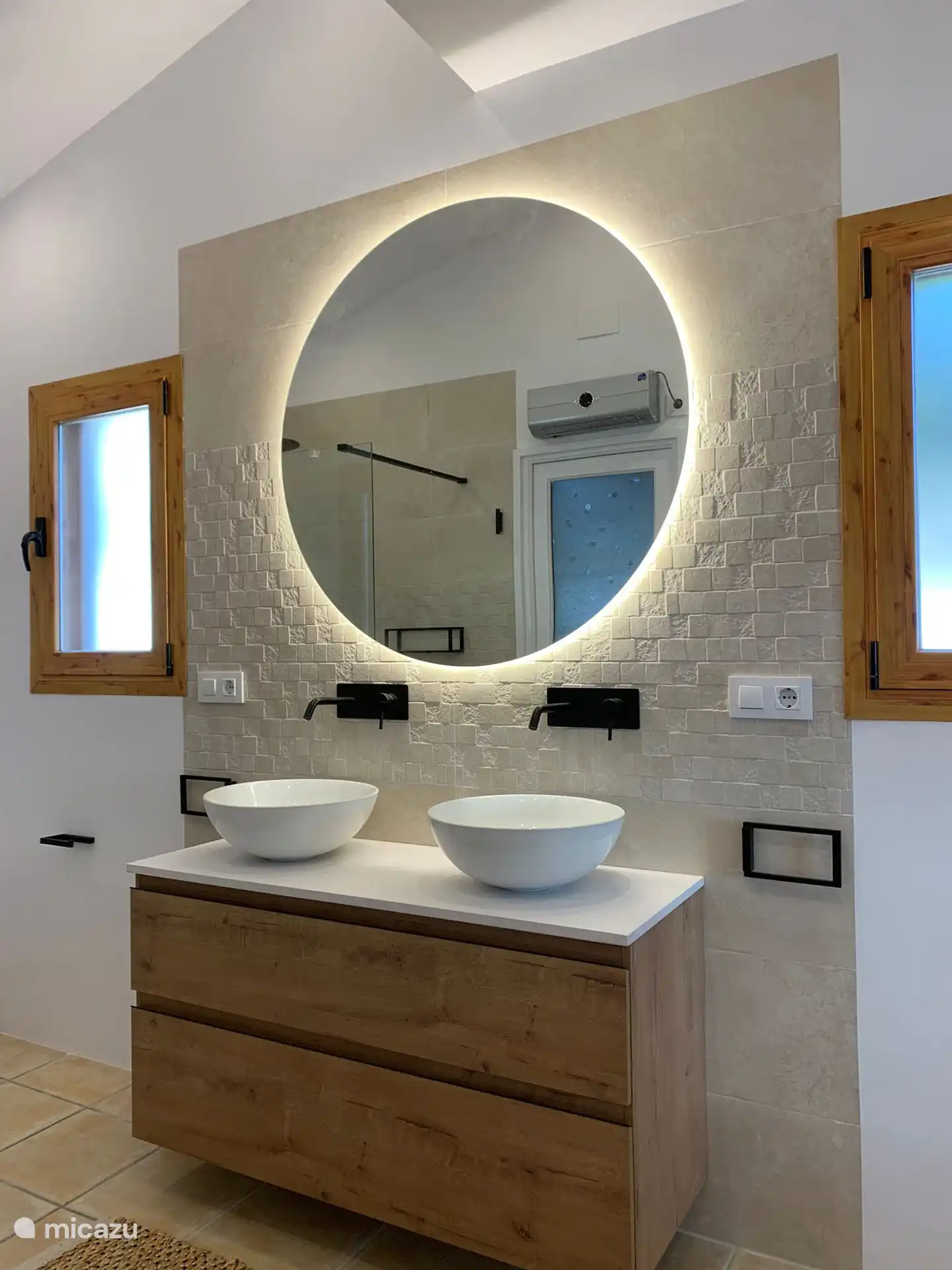 Badkamer met douche.