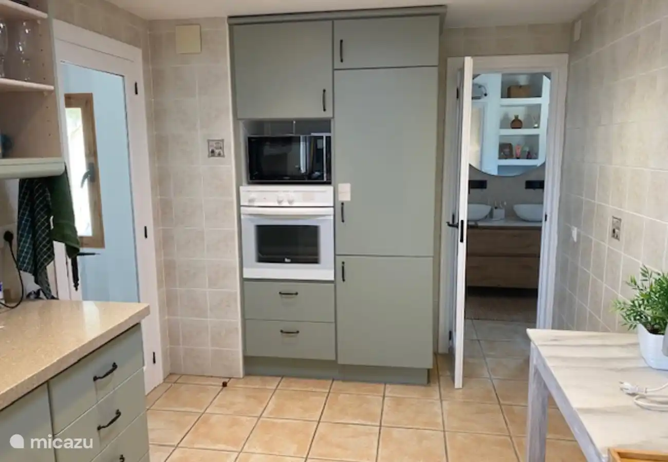 Grande cuisine séparée avec lave-vaisselle, plaque à gaz, four, micro-ondes et cafetière Nespresso.