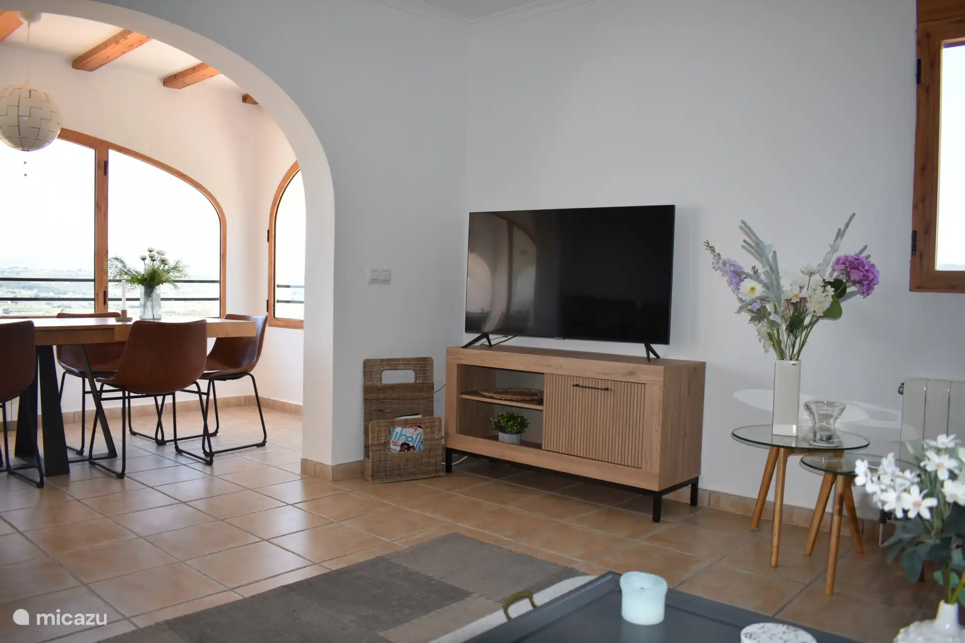 Vous y trouverez un joli grand salon (climatisation) avec un coin salon et une télévision via NLZiet.