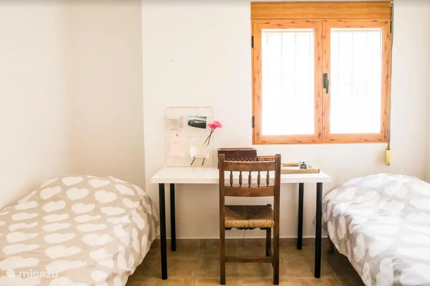 Schlafzimmer mit zwei Einzelbetten.