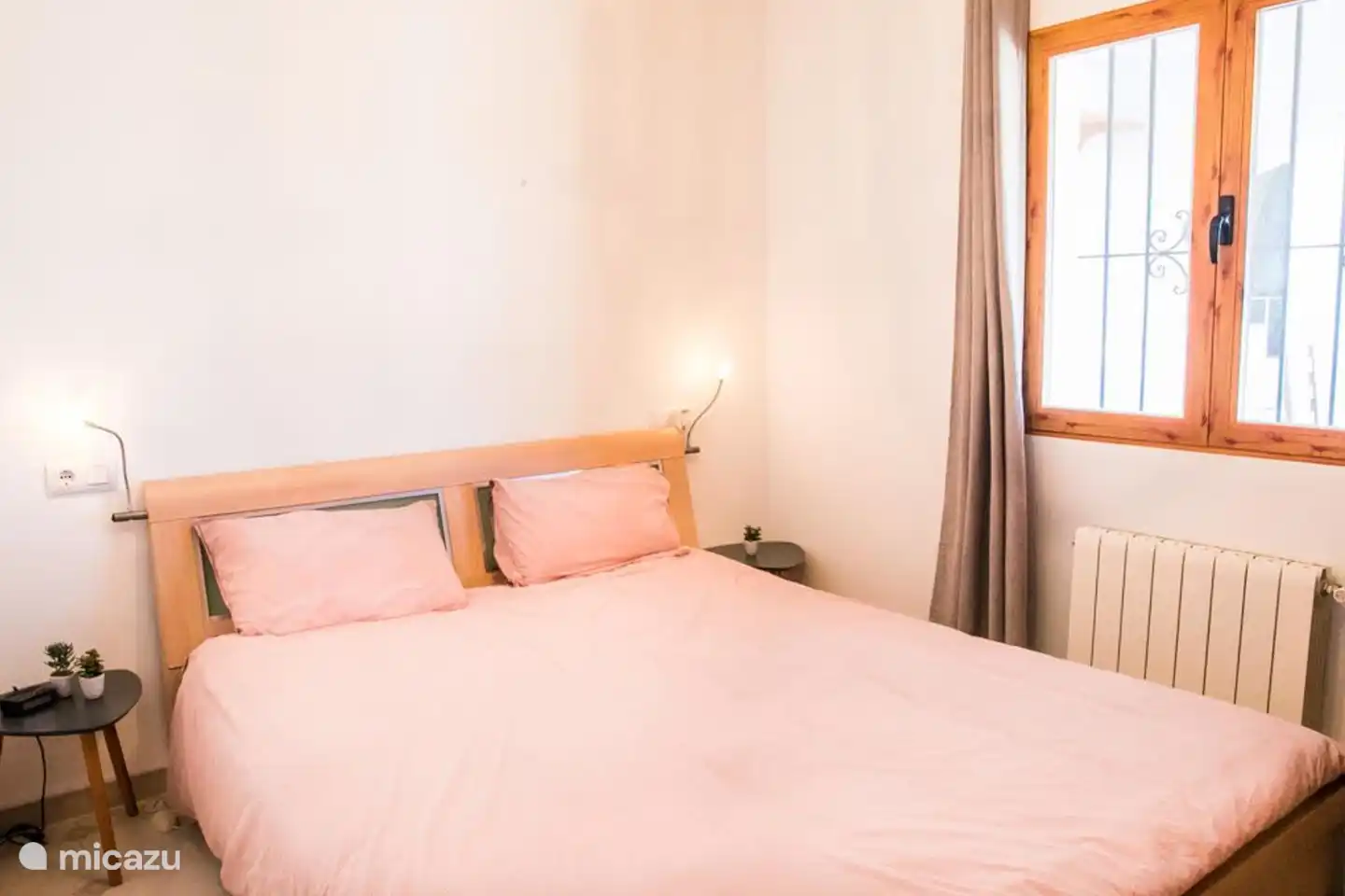 Schlafzimmer mit einem Doppelbett