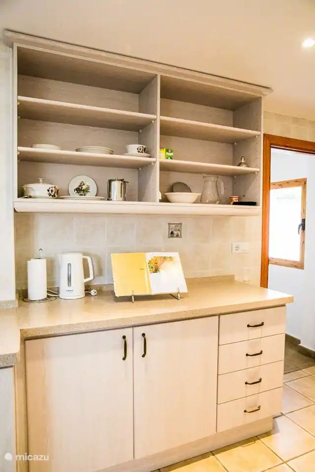 Große Küche mit allen Einrichtungen, die Sie brauchen.