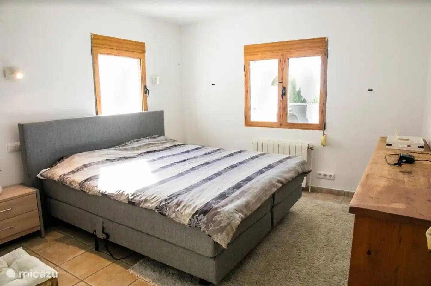 Schlafzimmer mit einem Doppelbett.