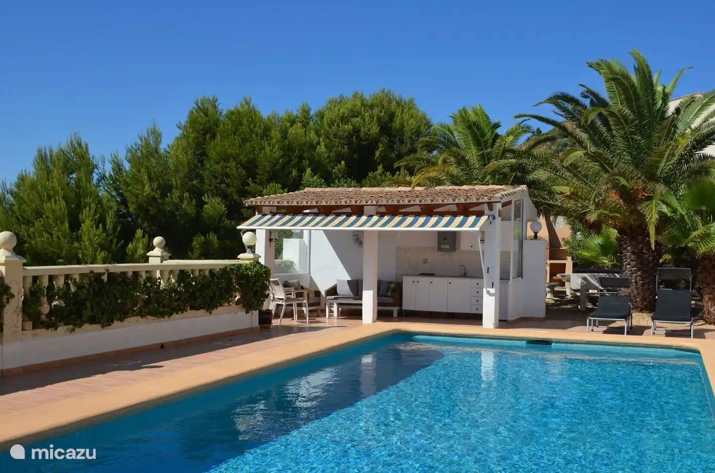 Genießen Sie das Kochen in der geräumigen Außenküche.