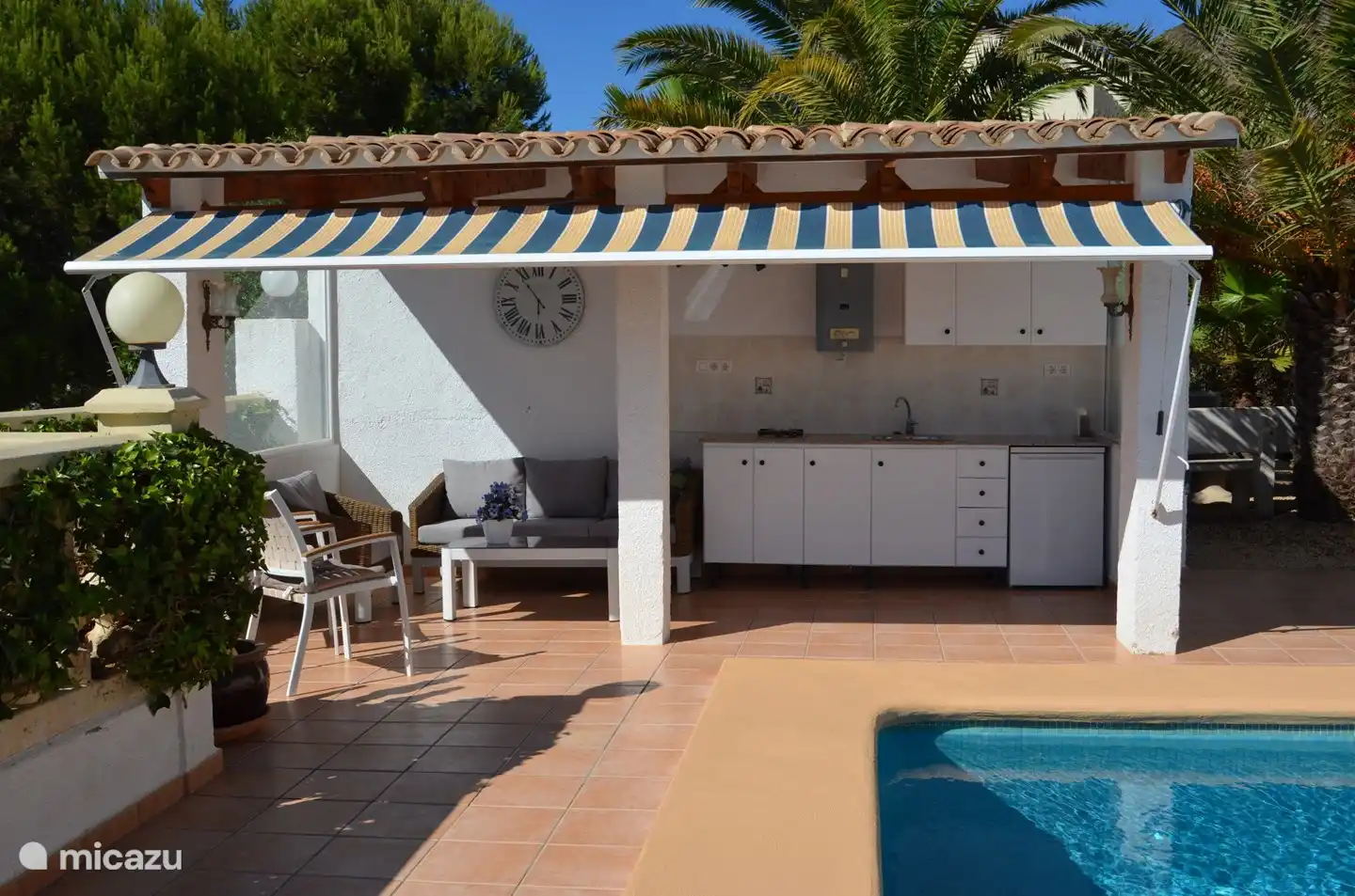 Genießen Sie im überdachten Außenbereich.