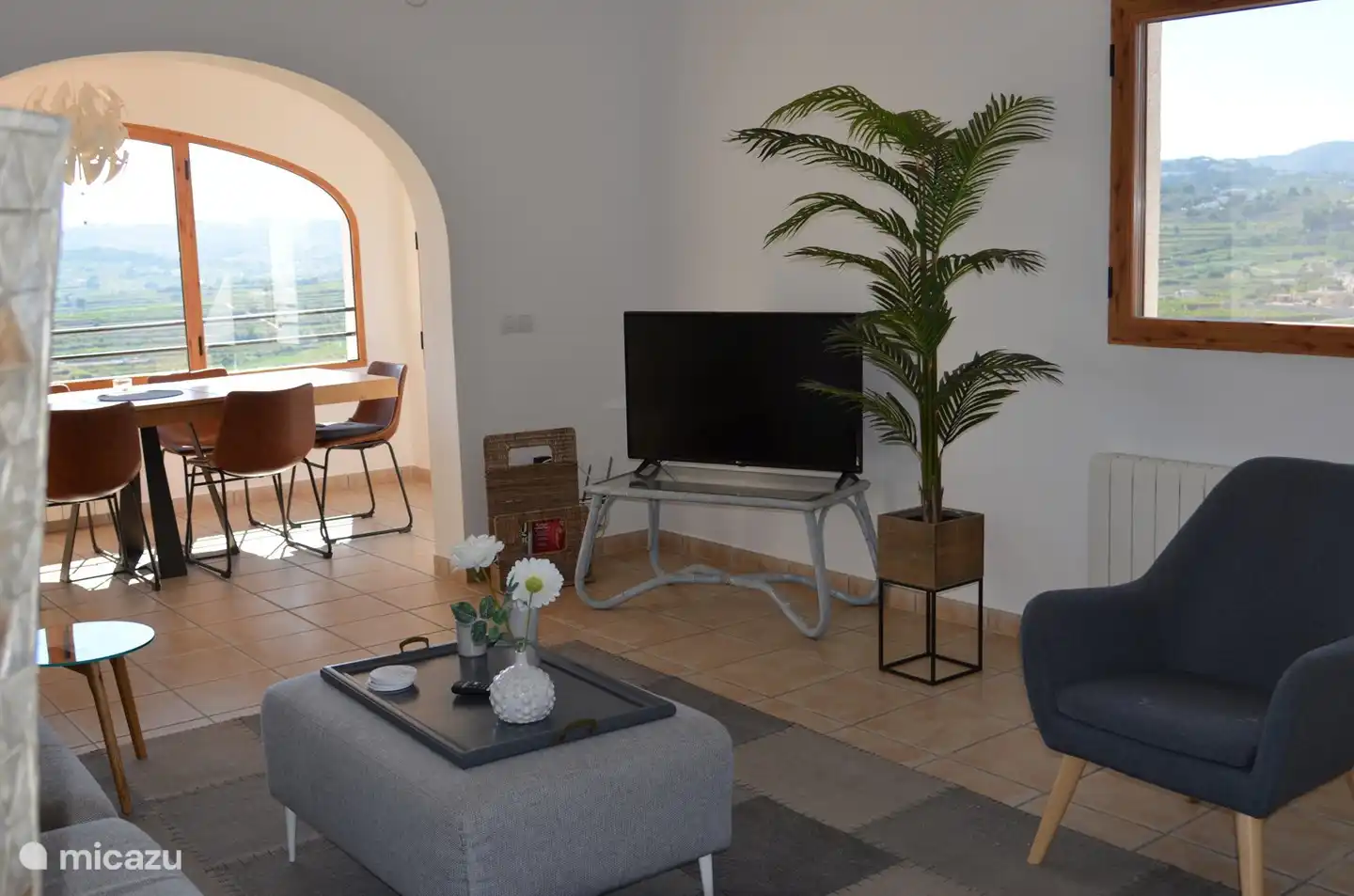 Geräumiges Wohnzimmer mit viel Licht.