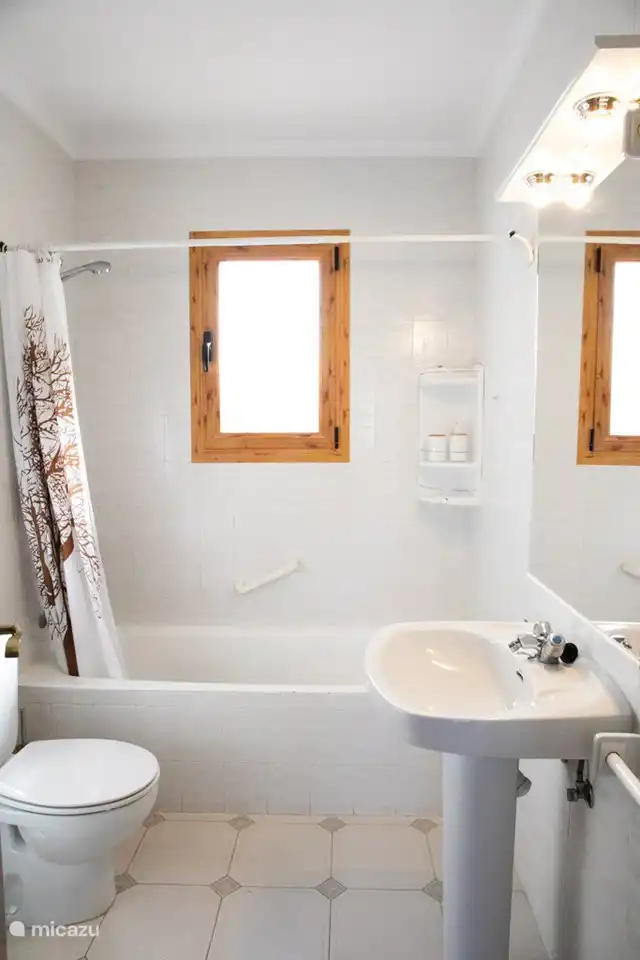 Badezimmer mit Badewanne.