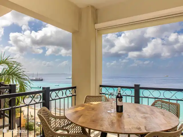 Élégance Aquaview | Bonaire, Bonaire, Kralendijk - appartement Table à manger sur le balcon