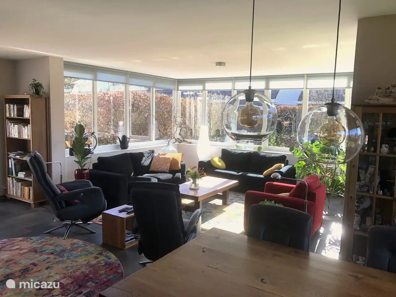 Attraktives Wohnzimmer mit Sitzecke. Glas rundum an drei Seiten mit viel Licht.