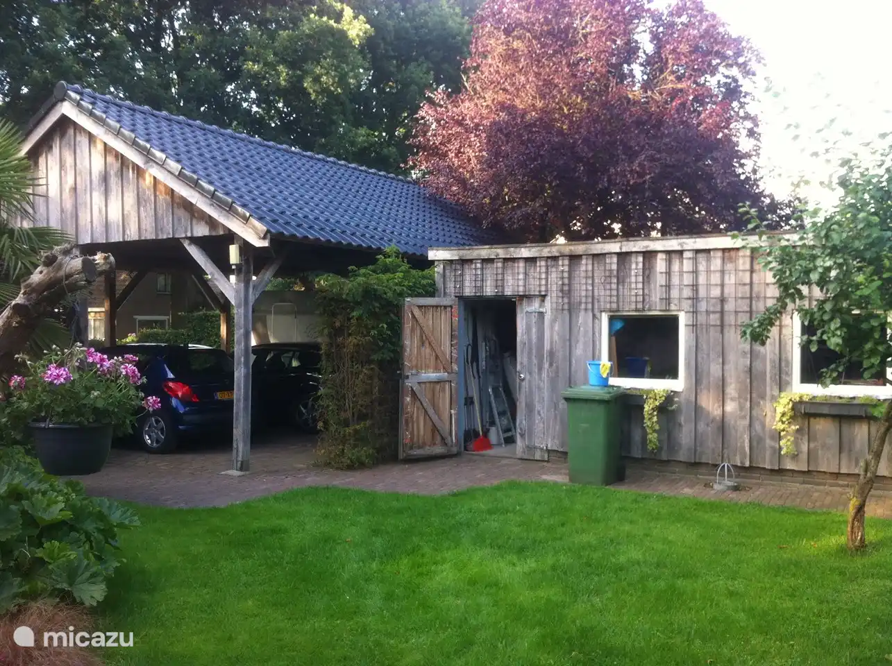 Weiter vom Carport zum Garten und Schuppen.