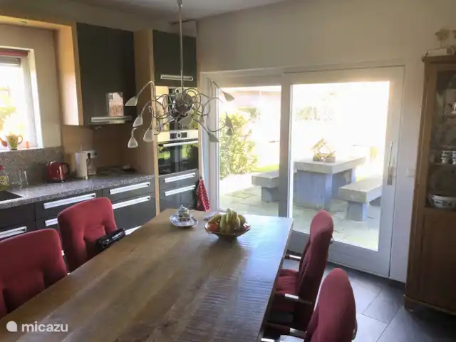 bungalow huren in Nederland, Drenthe, Zeijen – Vrijstaande bungalow met grote tuin Heerlijke ruime woonkeuken met schuifdeur naar terras. Apparatuur in de hoek: koffiemachine en oven.