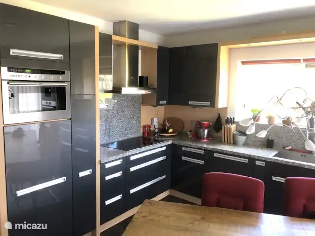 bungalow huren in Nederland, Drenthe, Zeijen – Vrijstaande bungalow met grote tuin Woonkeuken met inductie kookplaat en grote koelkast en combi oven/magnetron.