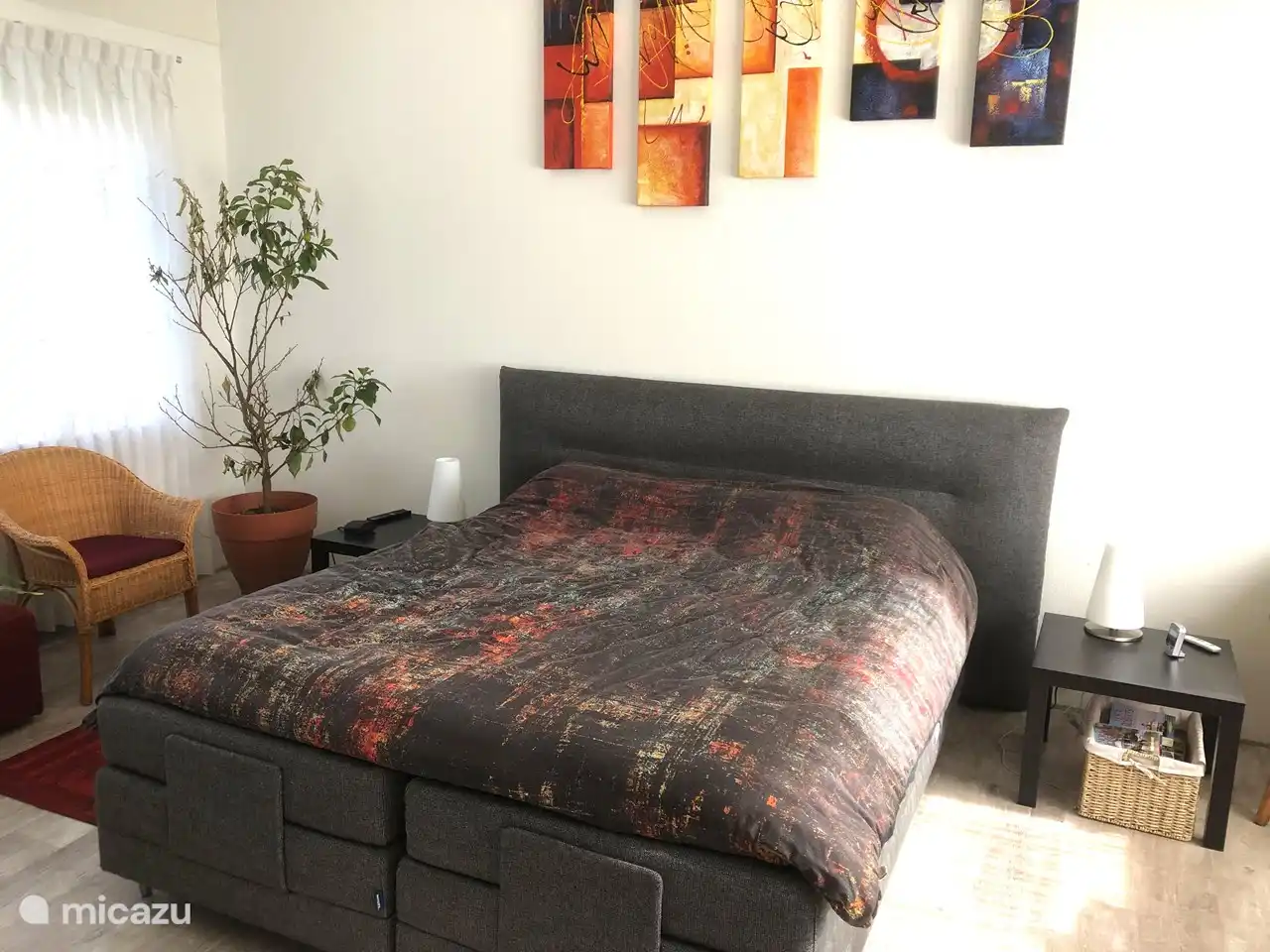 Hauptschlafzimmer mit Kingsize-Bett (180x220). Lattenroste elektrisch verstellbar.