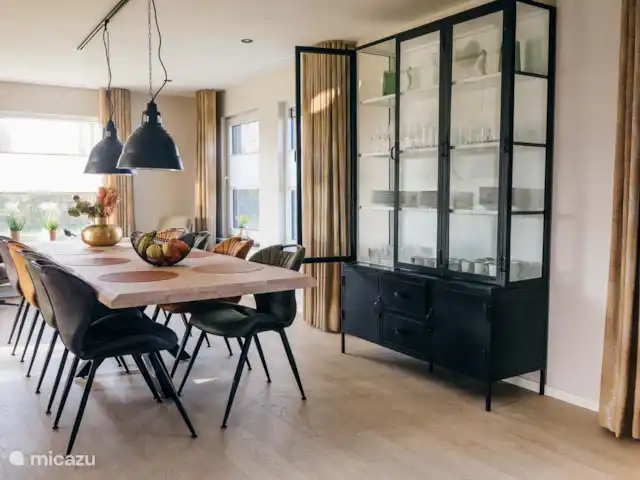 Heggerank 21 | Pays-Bas, Zélande, Nieuwvliet-Bad - maison de vacances Salon atmosphérique avec cheminée et portes-fenêtres donnant sur le jardin et un grand coin salon avec une Smart TV.