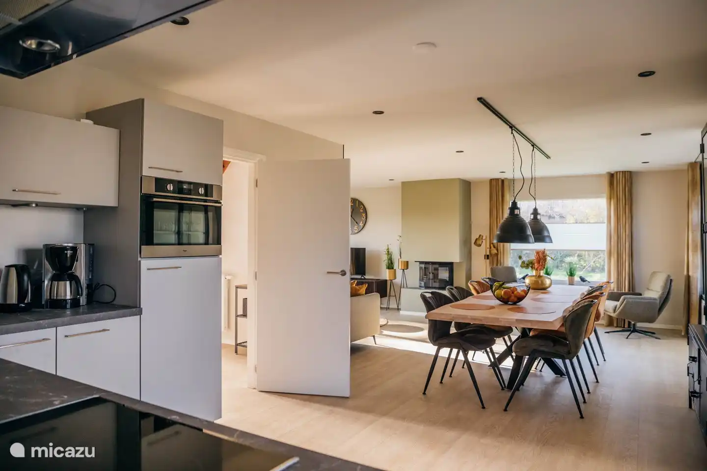 Open keuken met combi oven, vaatwasser, koelkast, inductiekookplaat, waterkoker en koffiezetapparaat (filter). Aan de prachtige eettafel kun je uren lang gezellig tafelen!