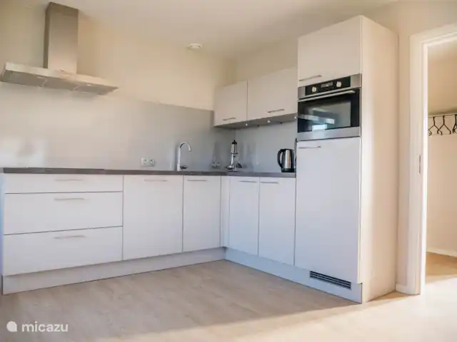 Heggerank 21 | Pays-Bas, Zélande, Nieuwvliet-Bad - maison de vacances Cuisine ouverte avec four mixte, lave-vaisselle, réfrigérateur, plaques à induction, bouilloire et cafetière (filtre). À la belle table à manger, vous pouvez dîner pendant des heures !
