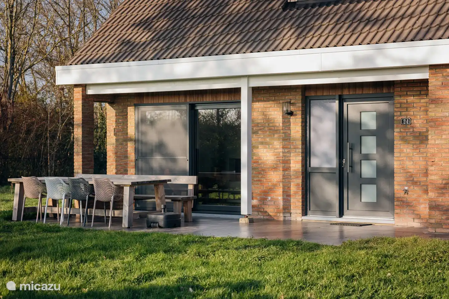 Aansluitend aan de woonkamer groot terras op het zuiden met comfortabel tuinmeubilair.
Aangrenzende tuin van ca. 820 m2 met uitzicht op het Zeeuws-Vlaamse polderland. De tuin is in mei 2023 volledig opnieuw aangelegd en ingericht.
Een houtskoolbarbecue is aanwezig