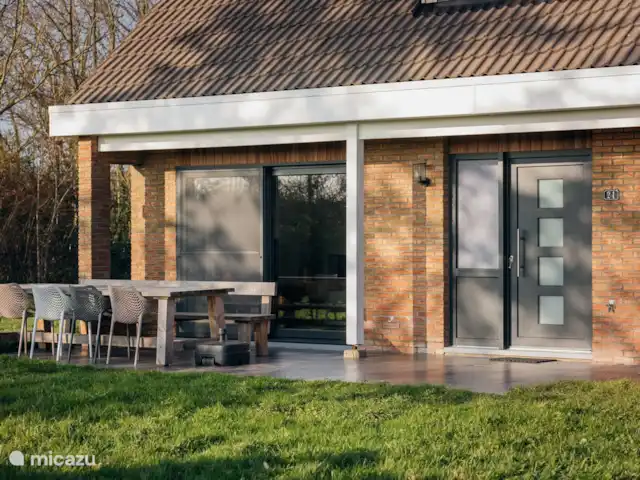 Heggerank 21 | Pays-Bas, Zélande, Nieuwvliet-Bad - maison de vacances Attenante au séjour, grande terrasse plein sud avec salon de jardin confortable.
Jardin attenant d'environ 820 m2 avec vue sur les polders de Zeeuws-Vlaanderen. Le jardin a été entièrement repensé et décoré en mai 2023.
Un barbecue au charbon de bois est fourni