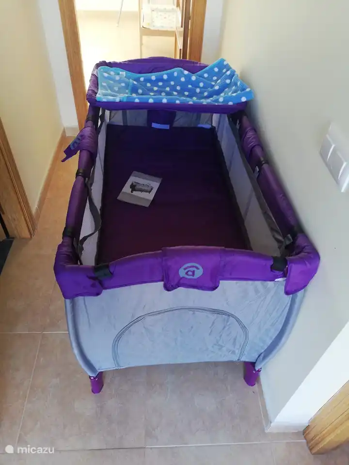 Kinderbett, Wickeltisch, Esszimmerstuhl, Buggy, Autositz vorhanden