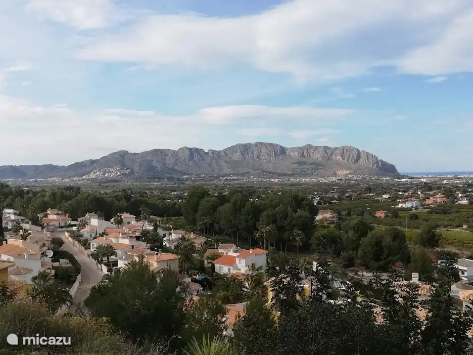 Blick auf die Berge und das Meer