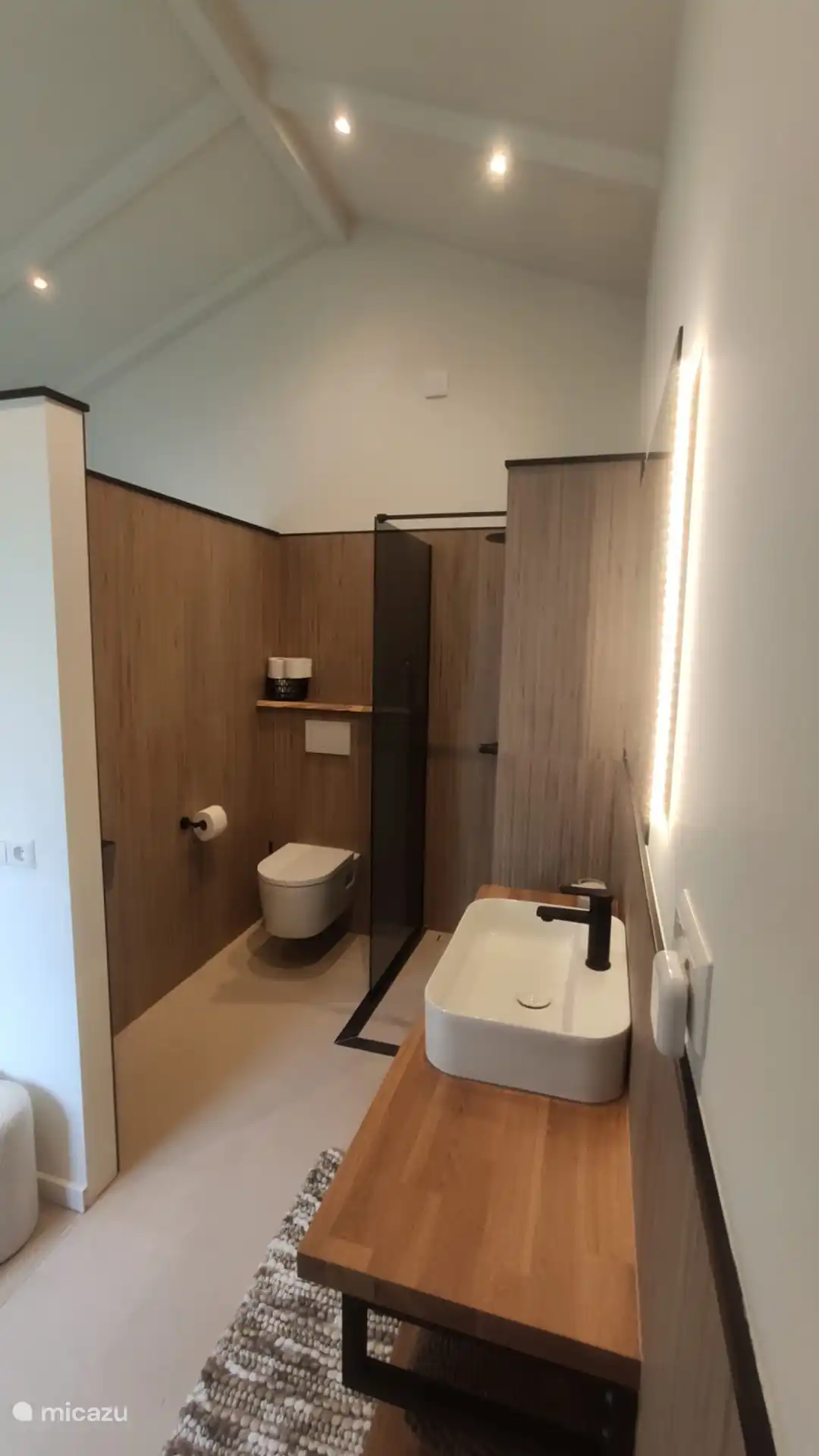 Offenes Luxusbadezimmer mit Regendusche und Standard-Duschkopf