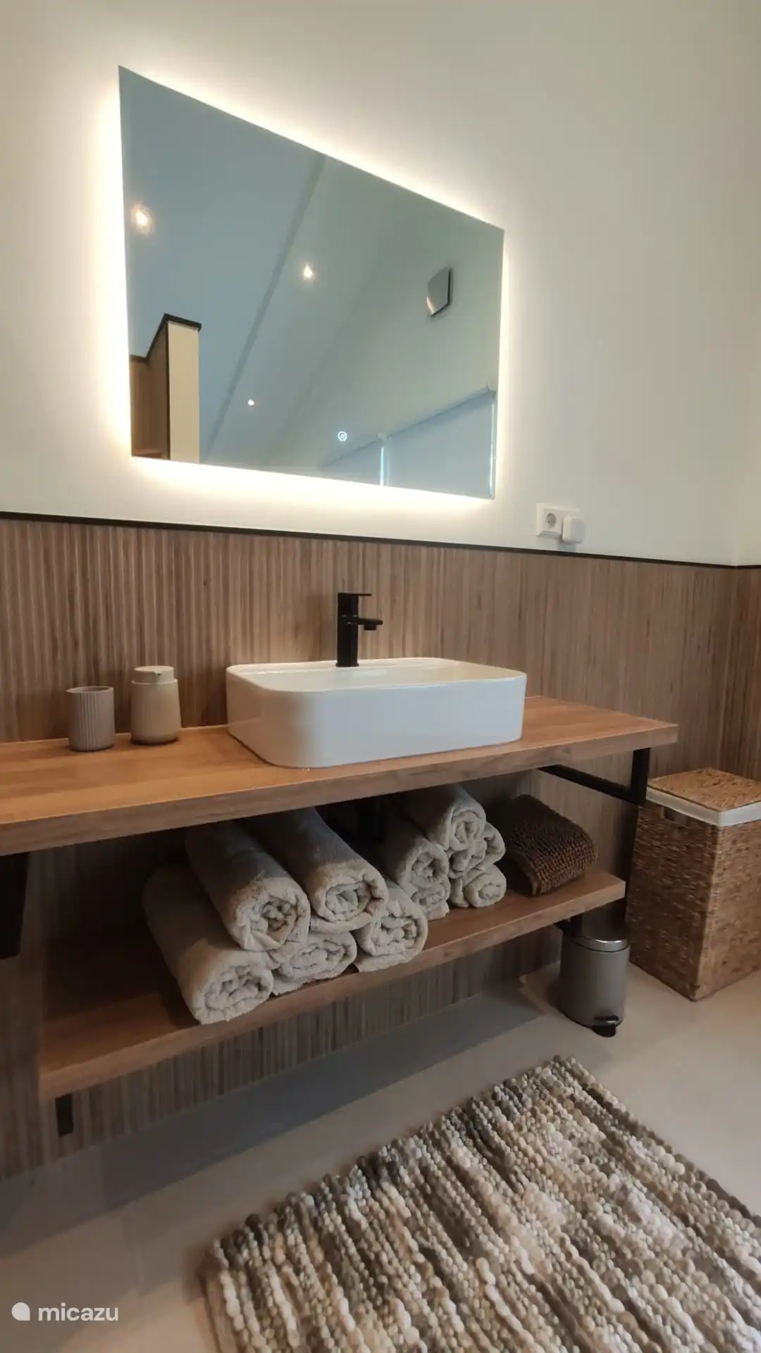 Waschbecken mit ausreichendem Vorrat an Handtüchern 