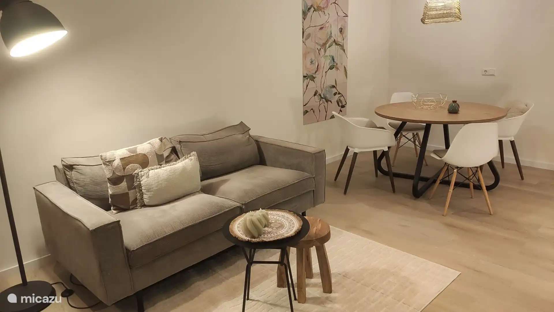 Schönes 2,5-Sitzer-Sofa