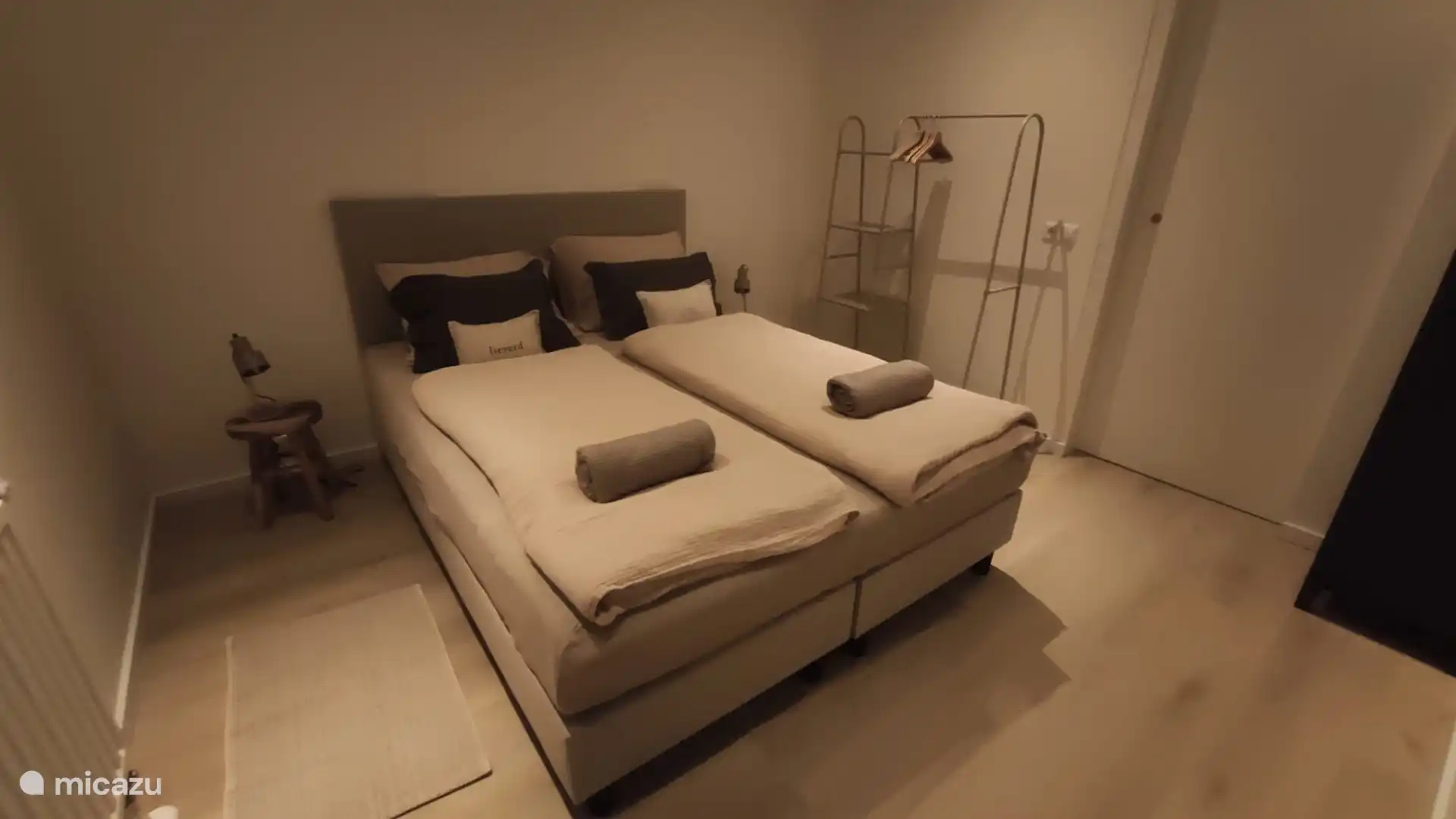 Schlafzimmer geräumig und schöne Matratze inklusive Topper