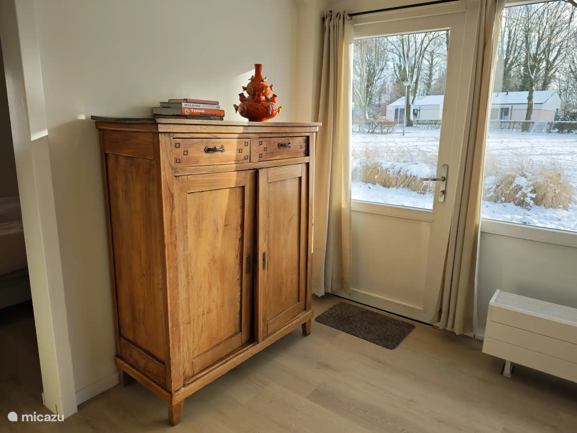 Vasos/vajilla de los armarios de almacenamiento