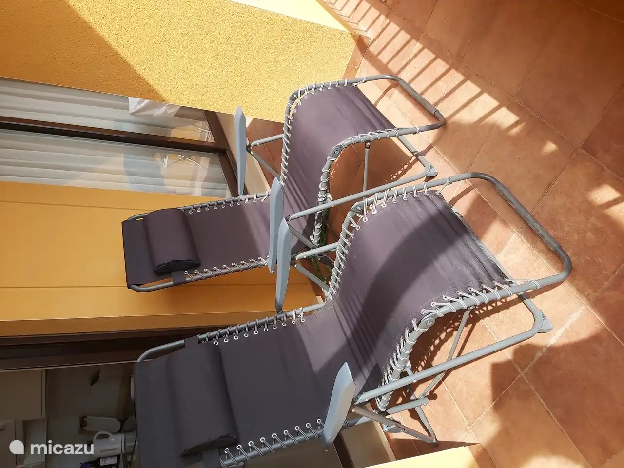 2 schöne verstellbare Sonnenliegen