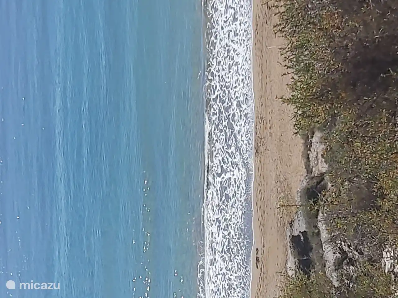 Strand am Ende des Apartmentkomplexes