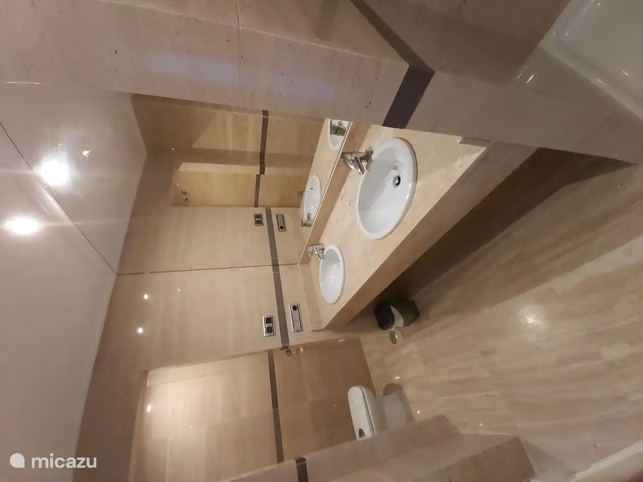 Badezimmer mit Dusche und Waschbecken