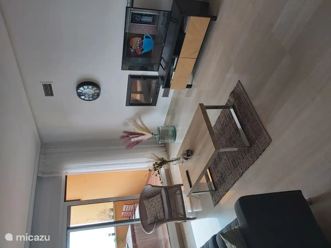 Wohnzimmer mit Fernseher und Verwendung von Chromecast zum Streamen von Lieblingskanälen