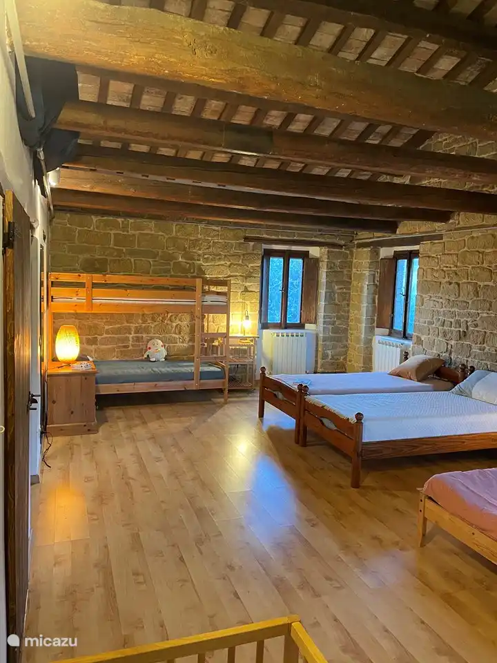 grande chambre et salle de jeux