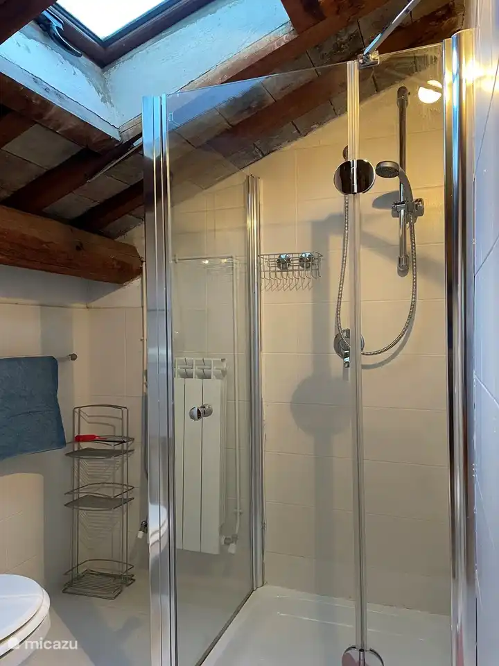 Douche dans la grande chambre et salle de jeux