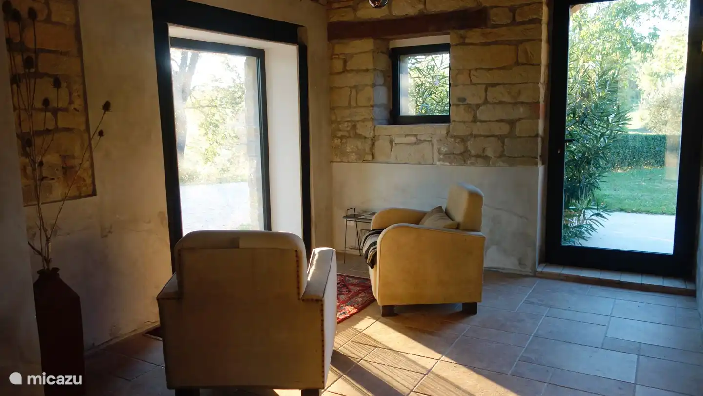 Salon d'été au rez-de-chaussée avec une belle vue sur la vallée