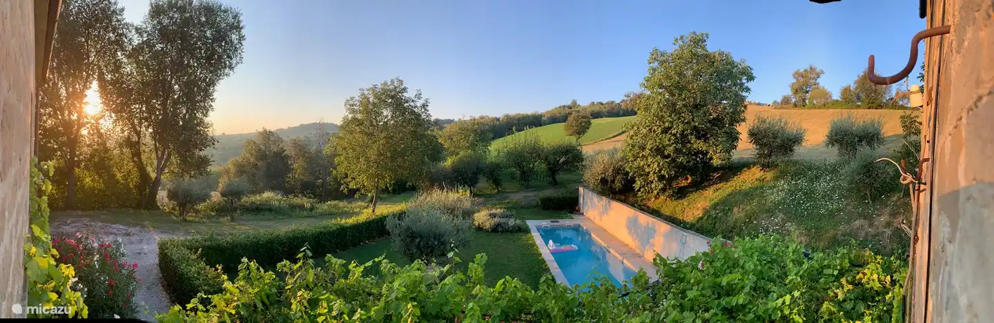 Vue sur la piscine depuis le salon