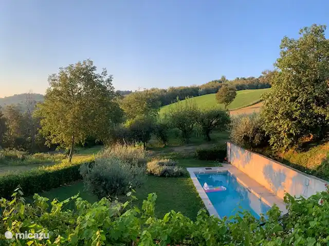 Casa Roman Chan | Italie, Marche, San Venanzo - villa Vue sur la piscine depuis le salon
