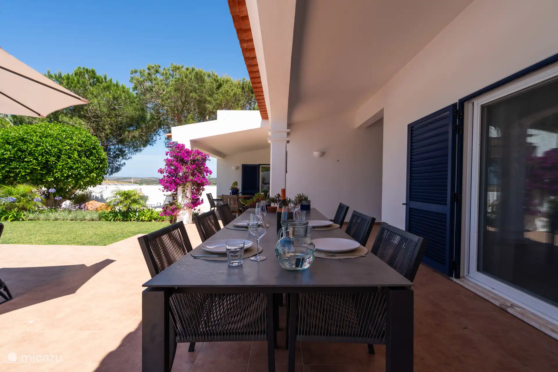 Gemütliches Essen am 10-Personen-Tisch im Freien.