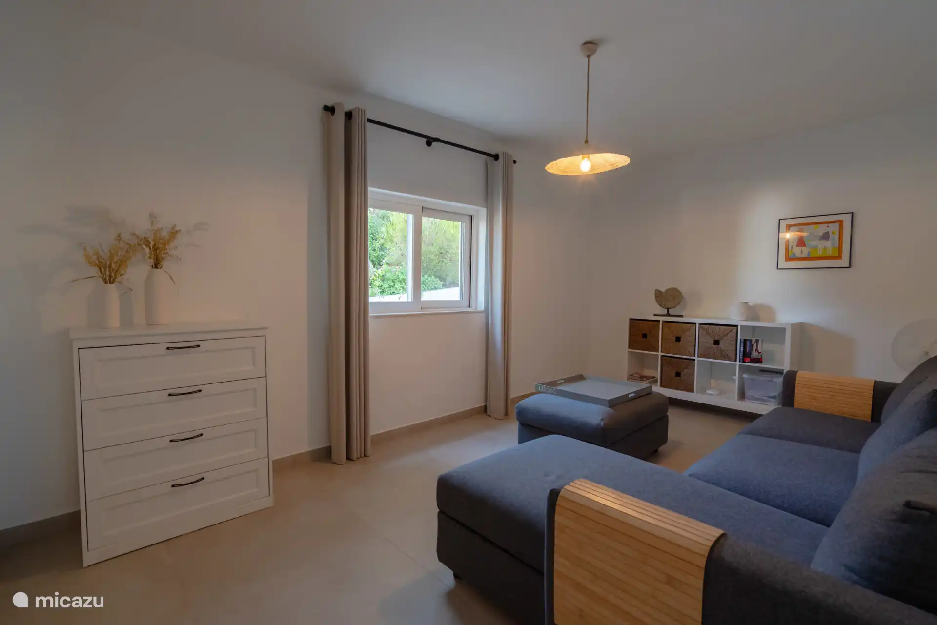 5. Schlafzimmer mit Schlafsofa und Ventilator zum Abkühlen