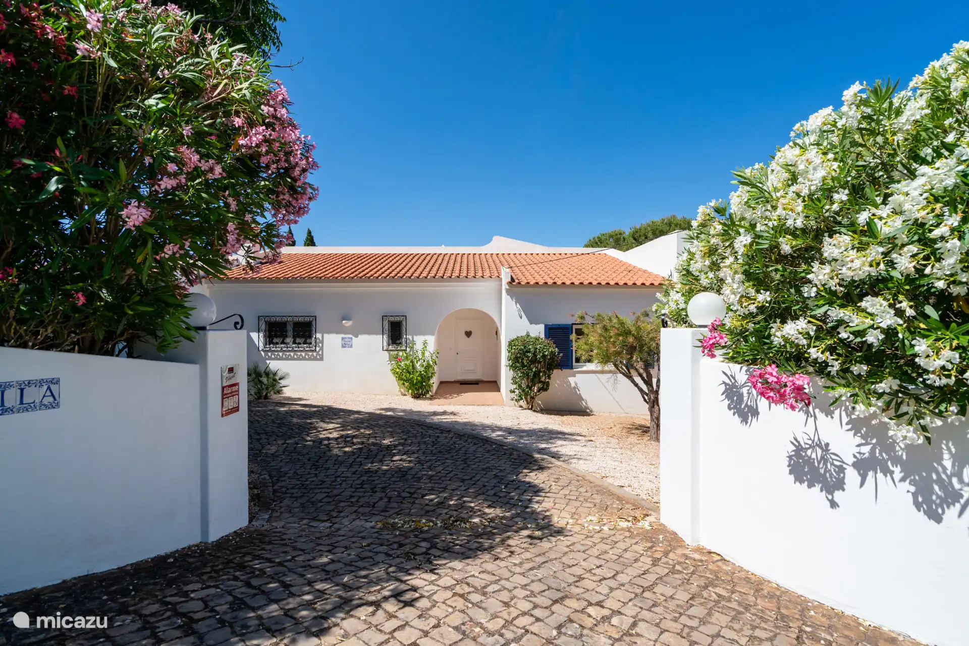 Der Eingang über ein Eingangstor zur Haustür und Einfahrt.