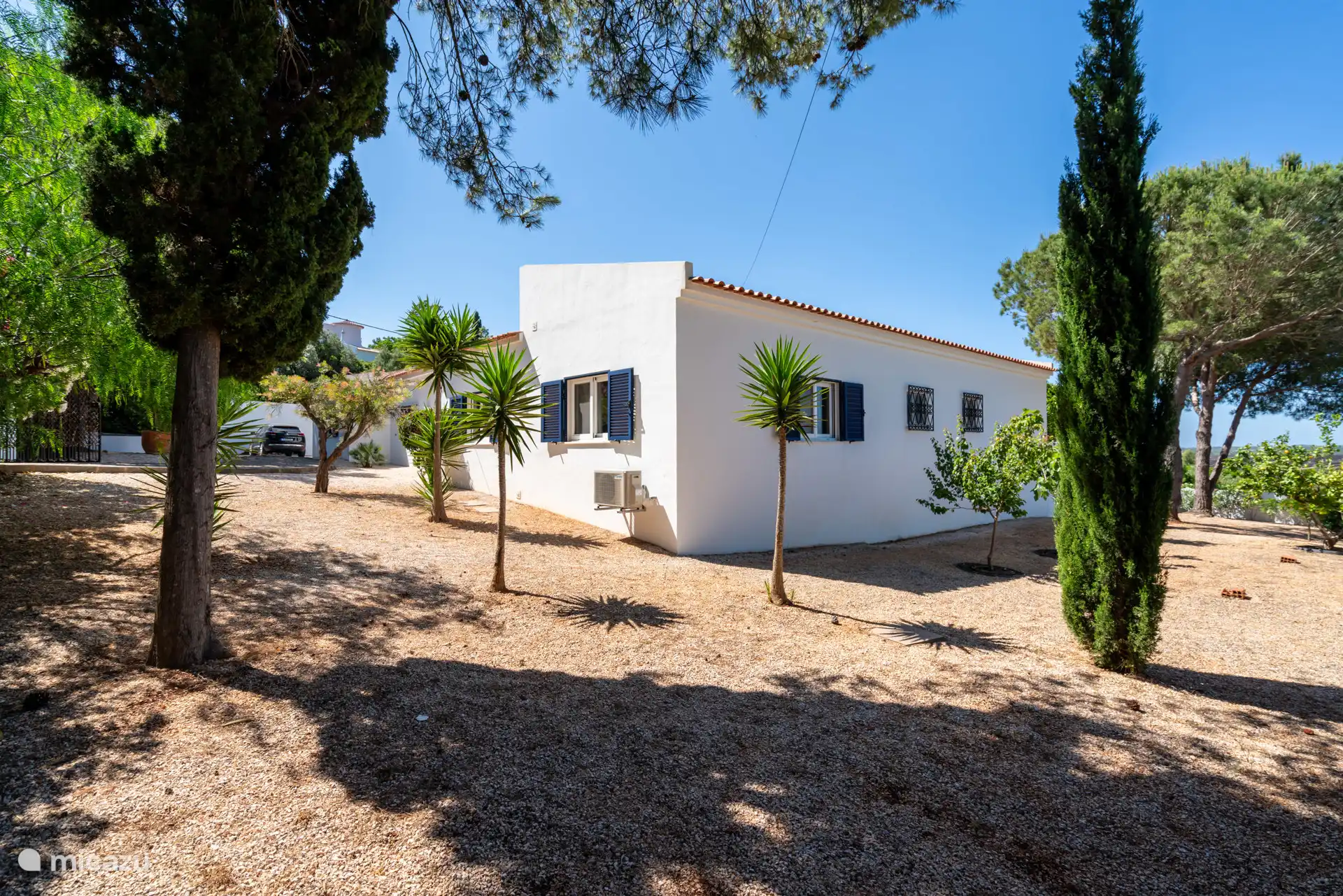 Der Garten auf der unteren Seite mit Obstbäumen.