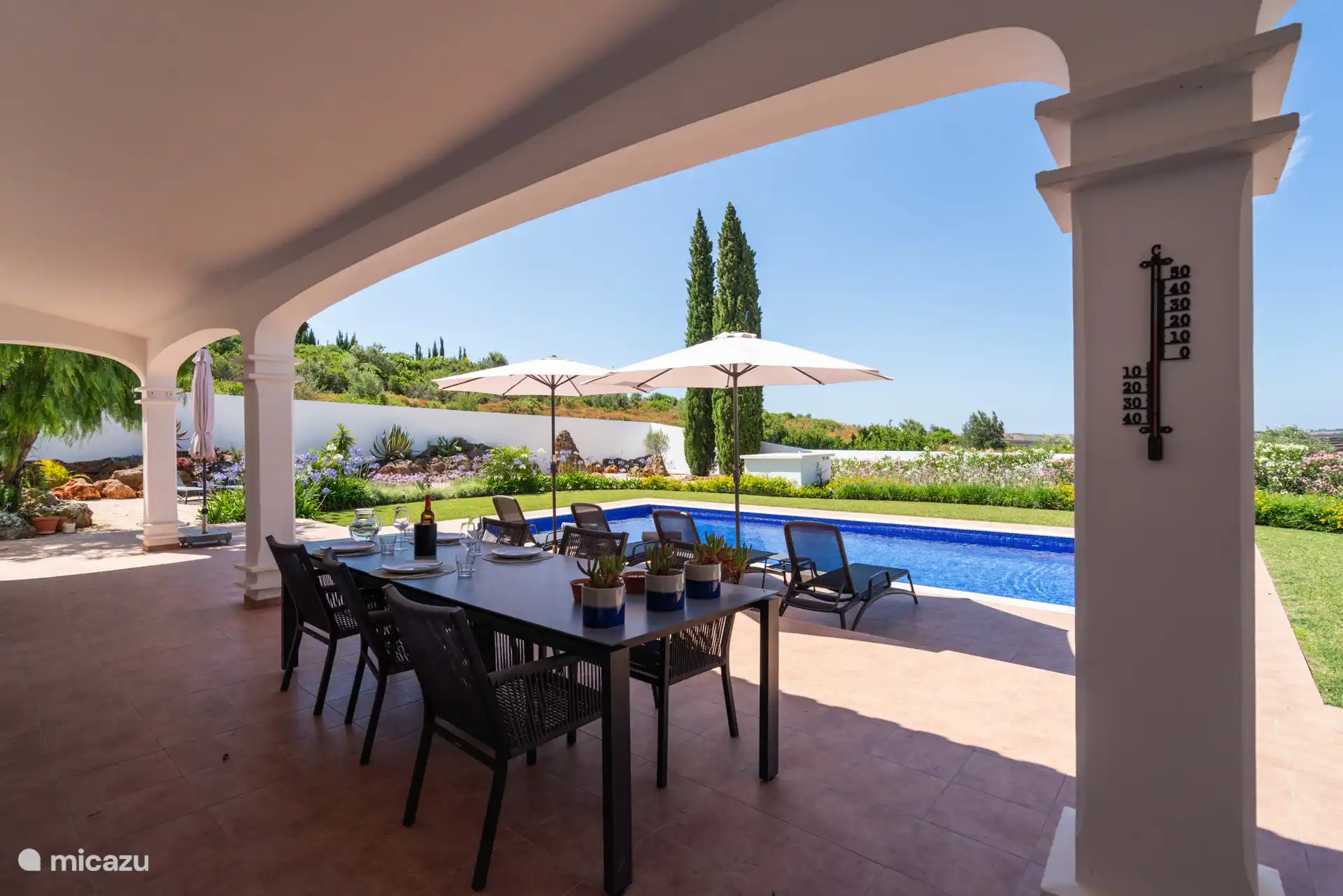 Genießen Sie Frühstück, Mittagessen, Getränke und/oder Abendessen auf der Veranda.