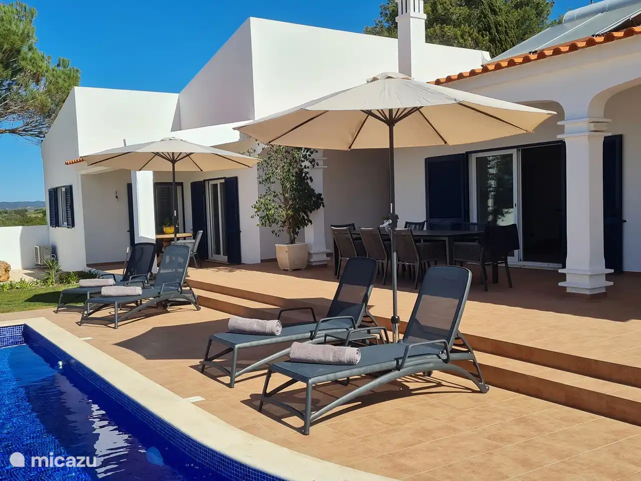 Entspannen Sie auf der Veranda oder auf einer Sonnenliege am Pool.